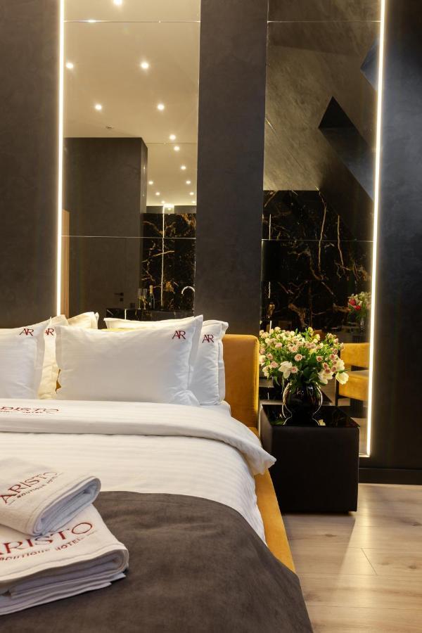 Aristo Jacuzzi Hotel Lviv Exterior photo