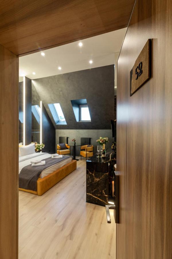 Aristo Jacuzzi Hotel Lviv Exterior photo
