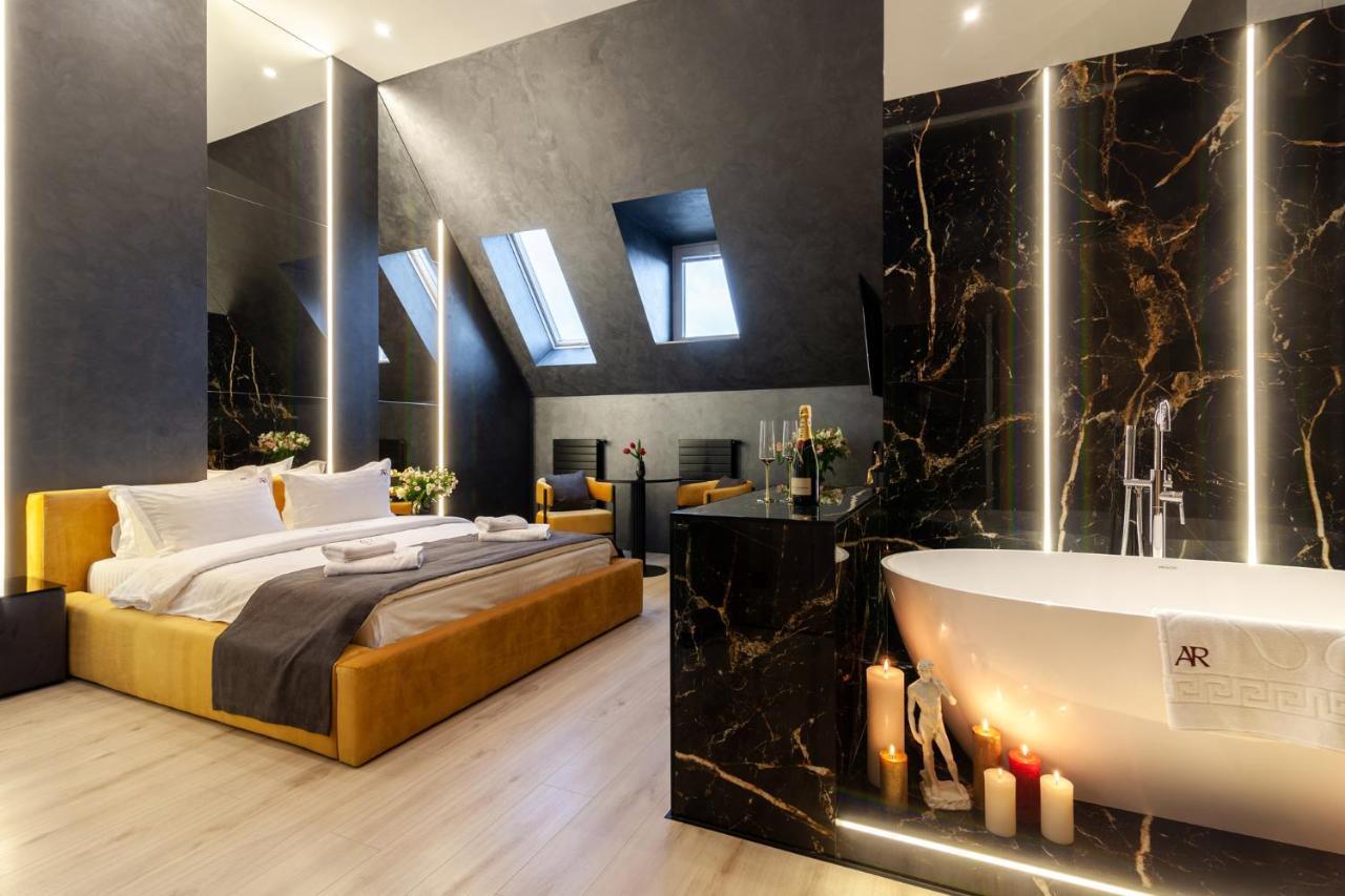 Aristo Jacuzzi Hotel Lviv Exterior photo