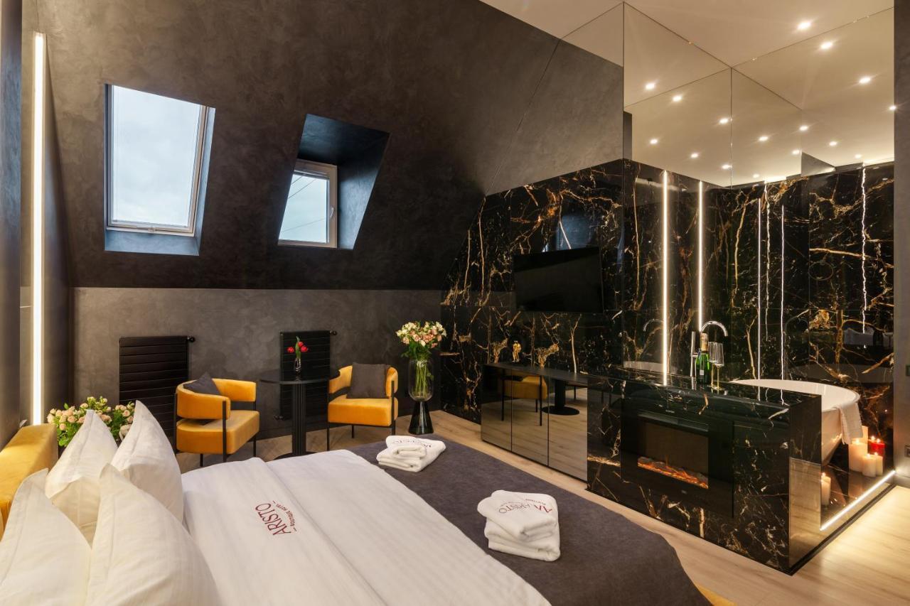 Aristo Jacuzzi Hotel Lviv Exterior photo