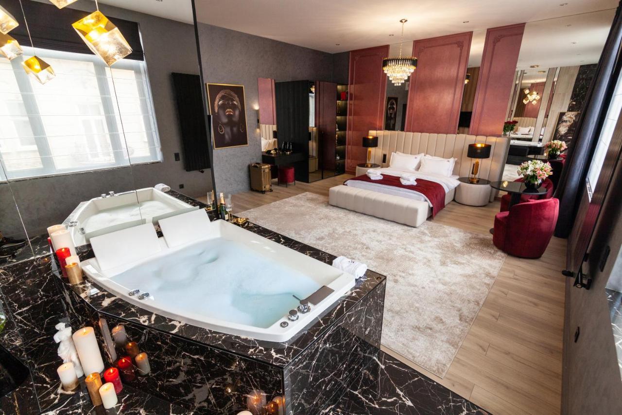 Aristo Jacuzzi Hotel Lviv Exterior photo