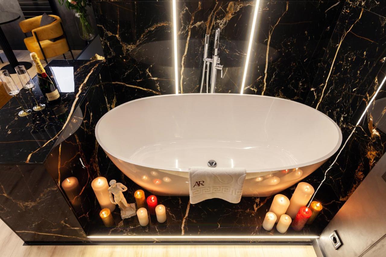 Aristo Jacuzzi Hotel Lviv Exterior photo