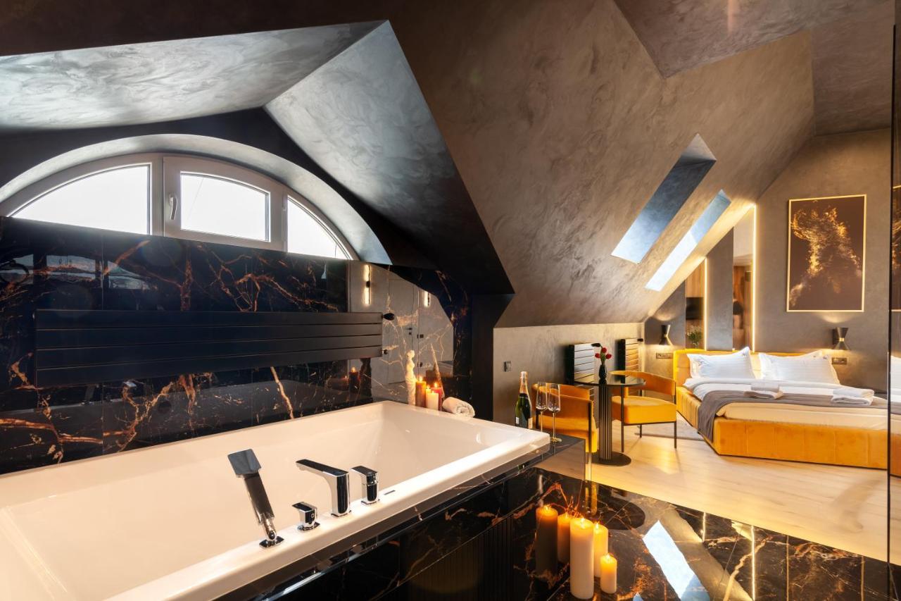 Aristo Jacuzzi Hotel Lviv Exterior photo
