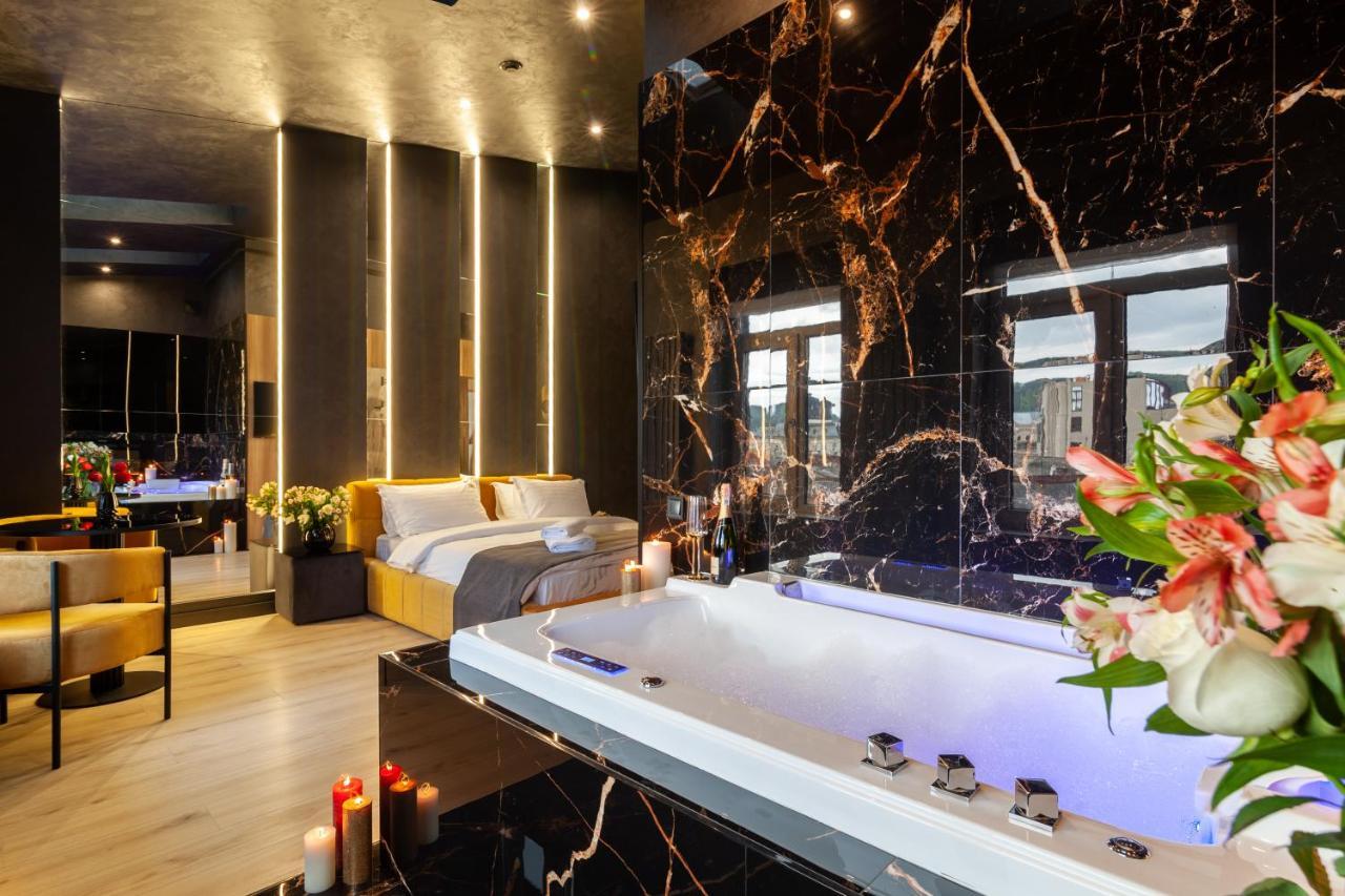 Aristo Jacuzzi Hotel Lviv Exterior photo