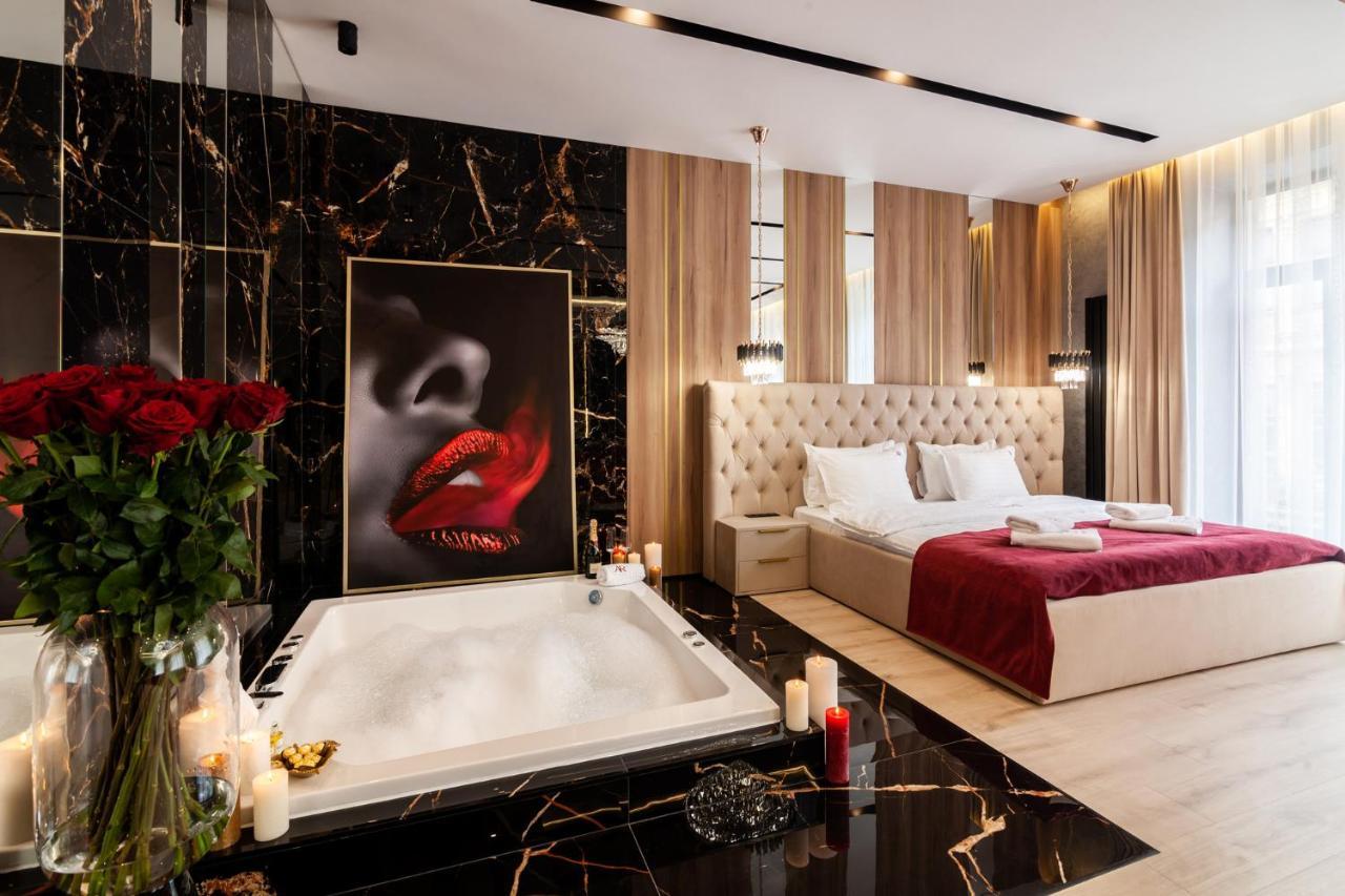 Aristo Jacuzzi Hotel Lviv Exterior photo