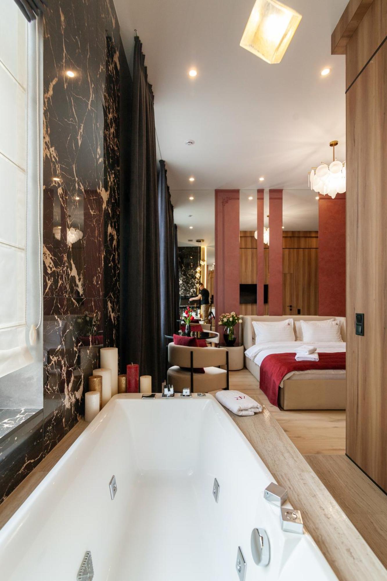 Aristo Jacuzzi Hotel Lviv Exterior photo