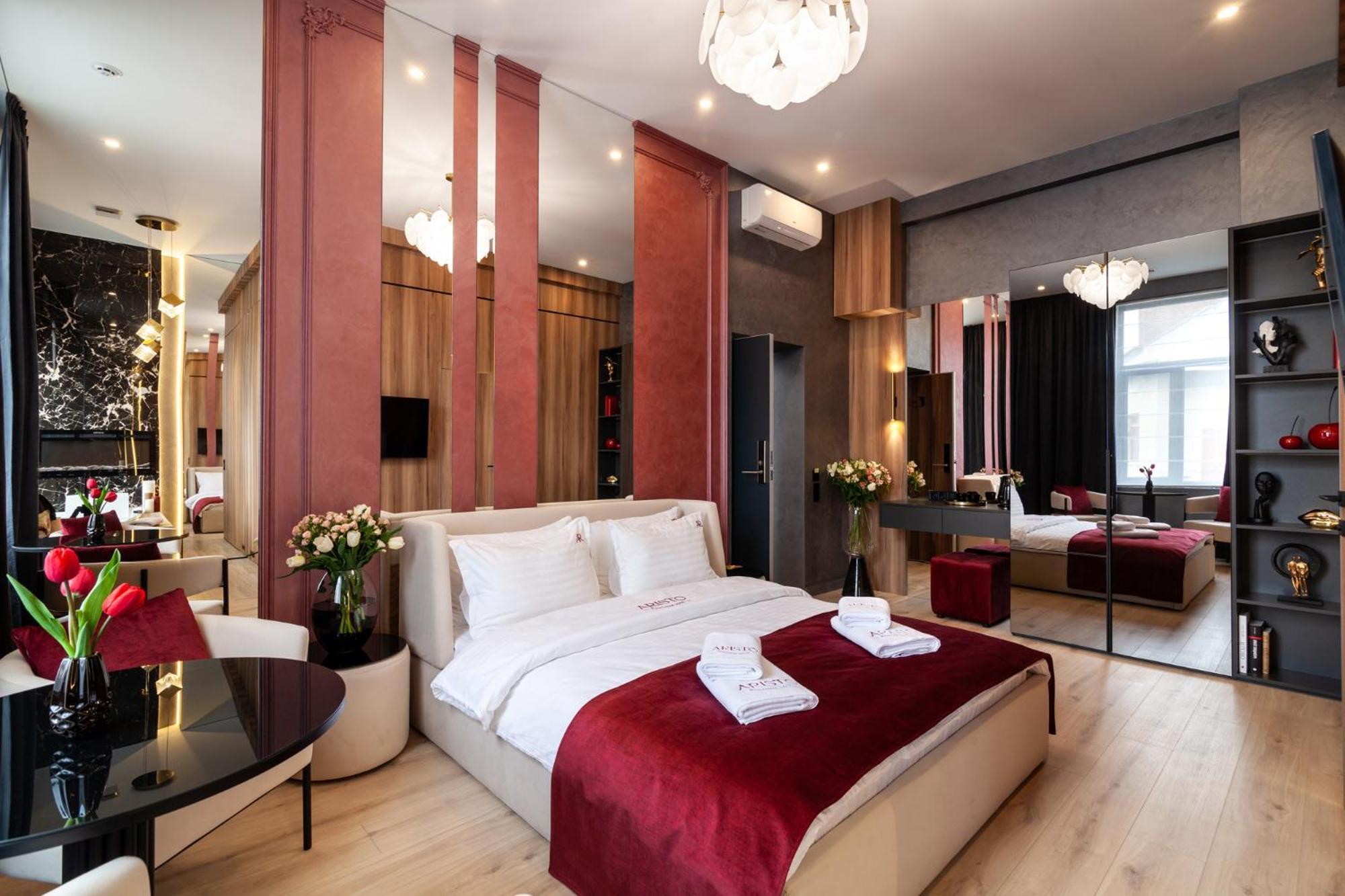 Aristo Jacuzzi Hotel Lviv Exterior photo