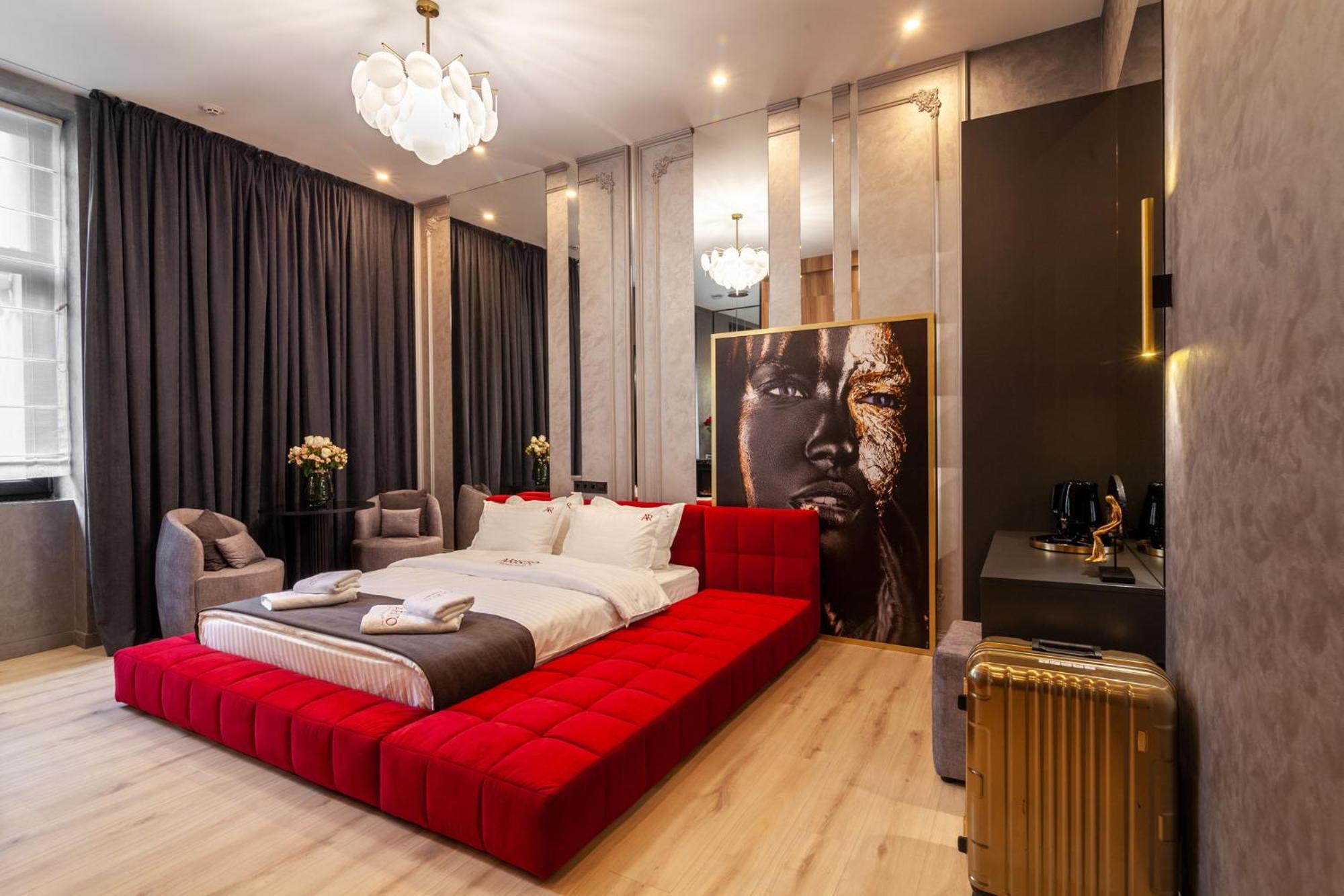 Aristo Jacuzzi Hotel Lviv Exterior photo