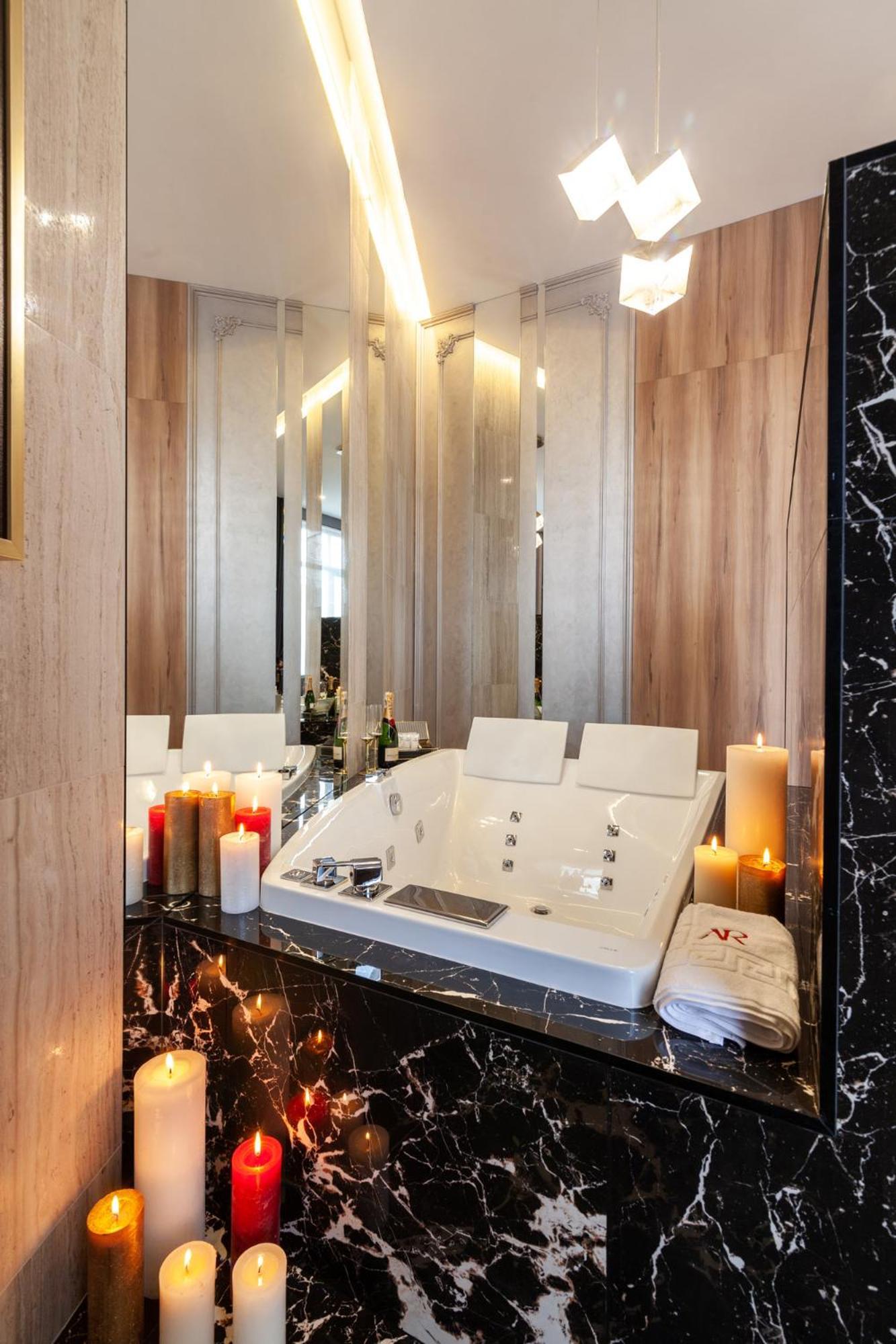 Aristo Jacuzzi Hotel Lviv Exterior photo
