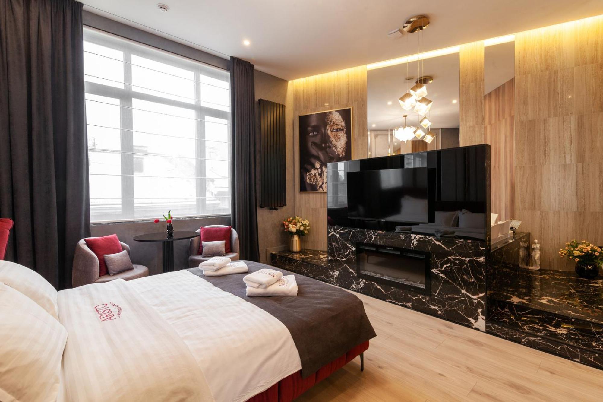 Aristo Jacuzzi Hotel Lviv Exterior photo