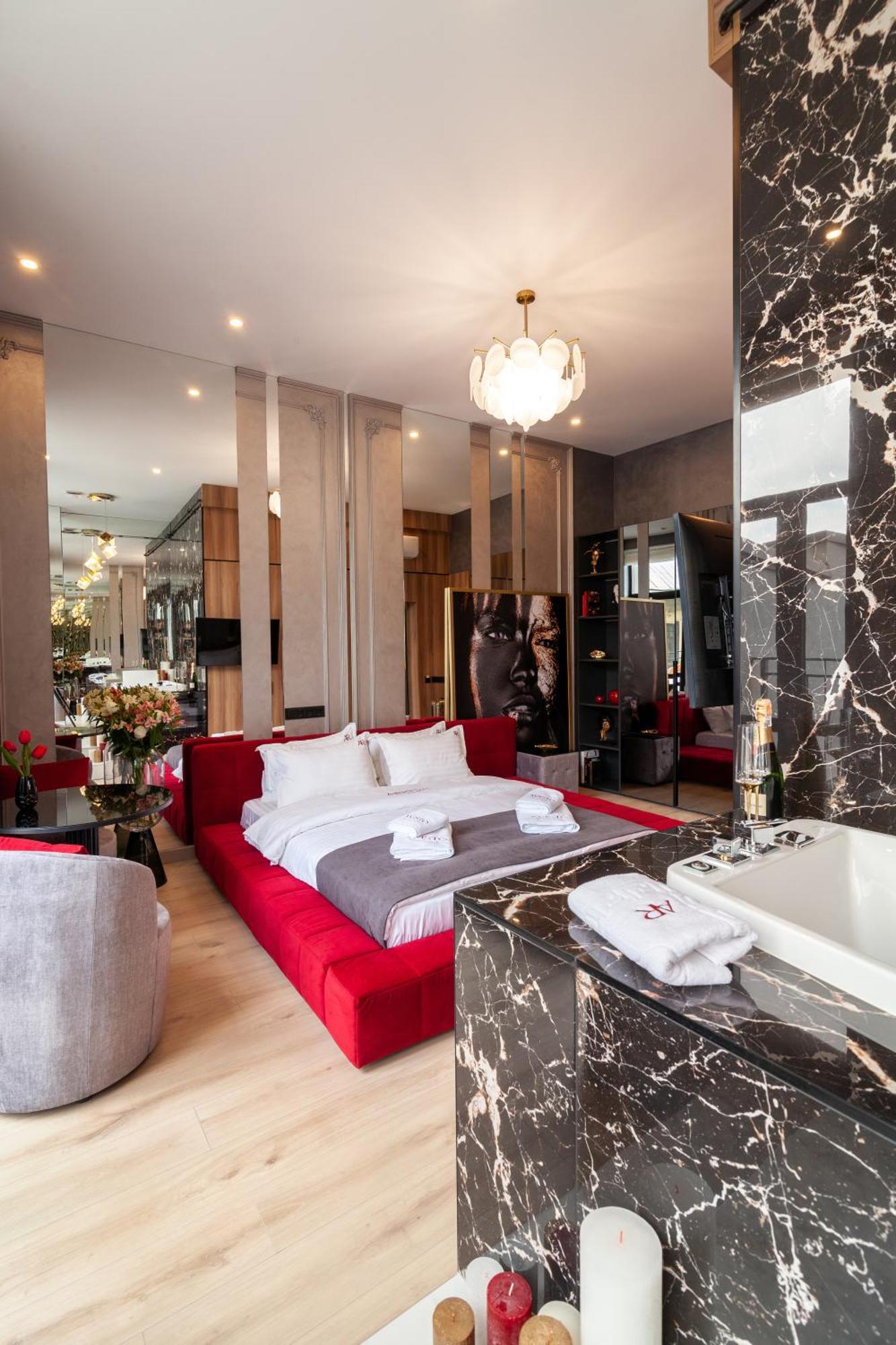 Aristo Jacuzzi Hotel Lviv Exterior photo