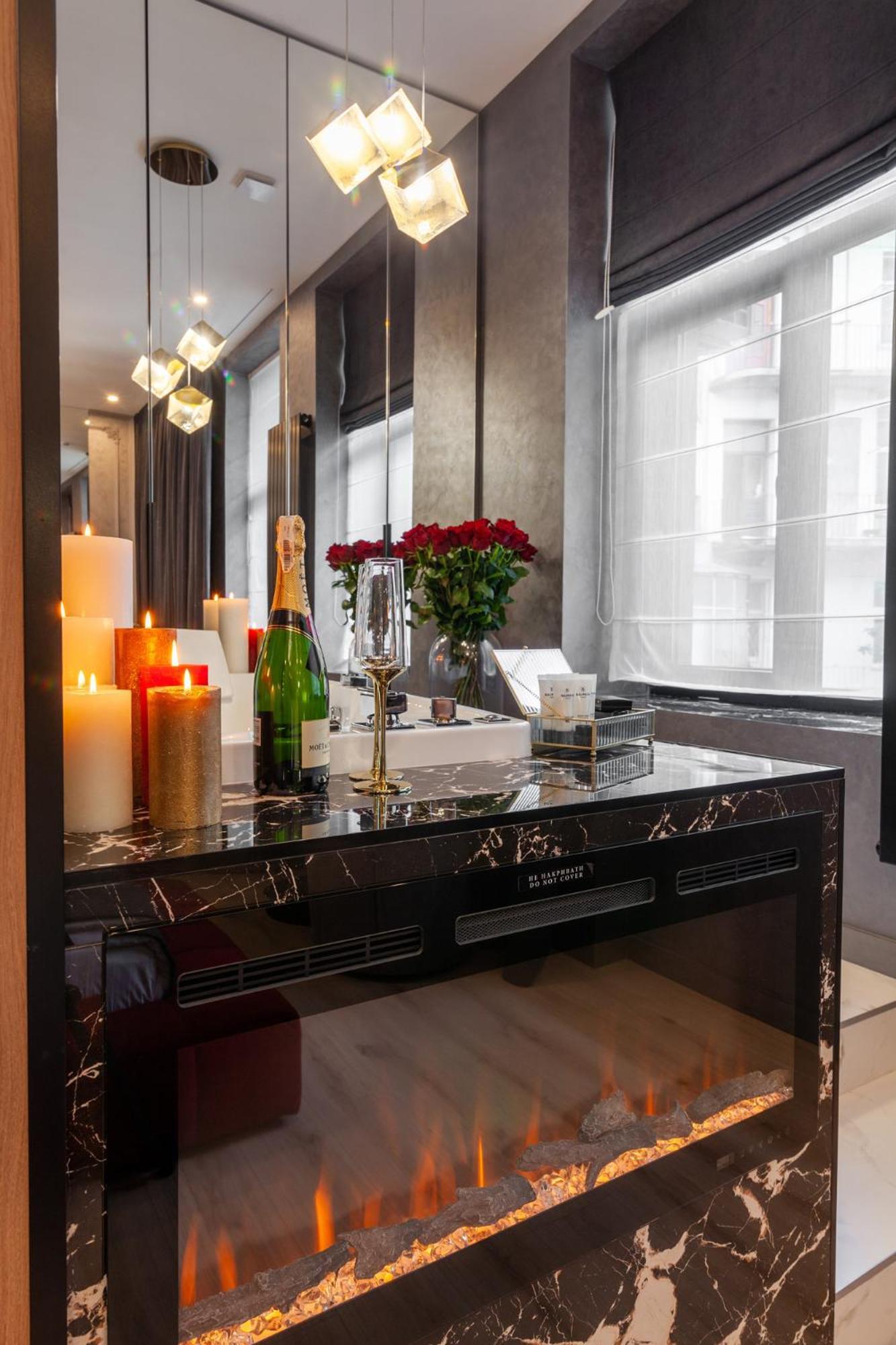 Aristo Jacuzzi Hotel Lviv Exterior photo
