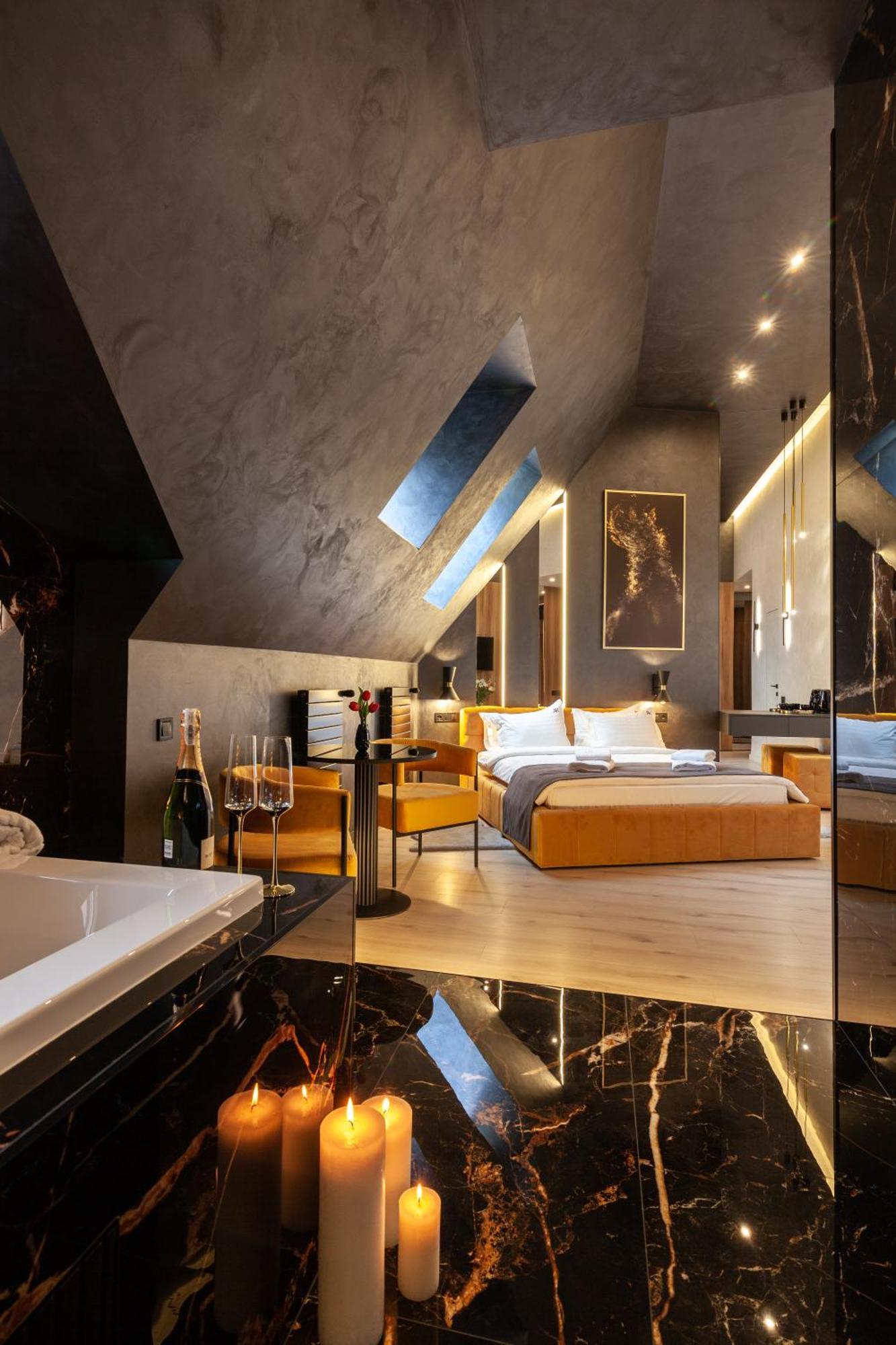 Aristo Jacuzzi Hotel Lviv Exterior photo