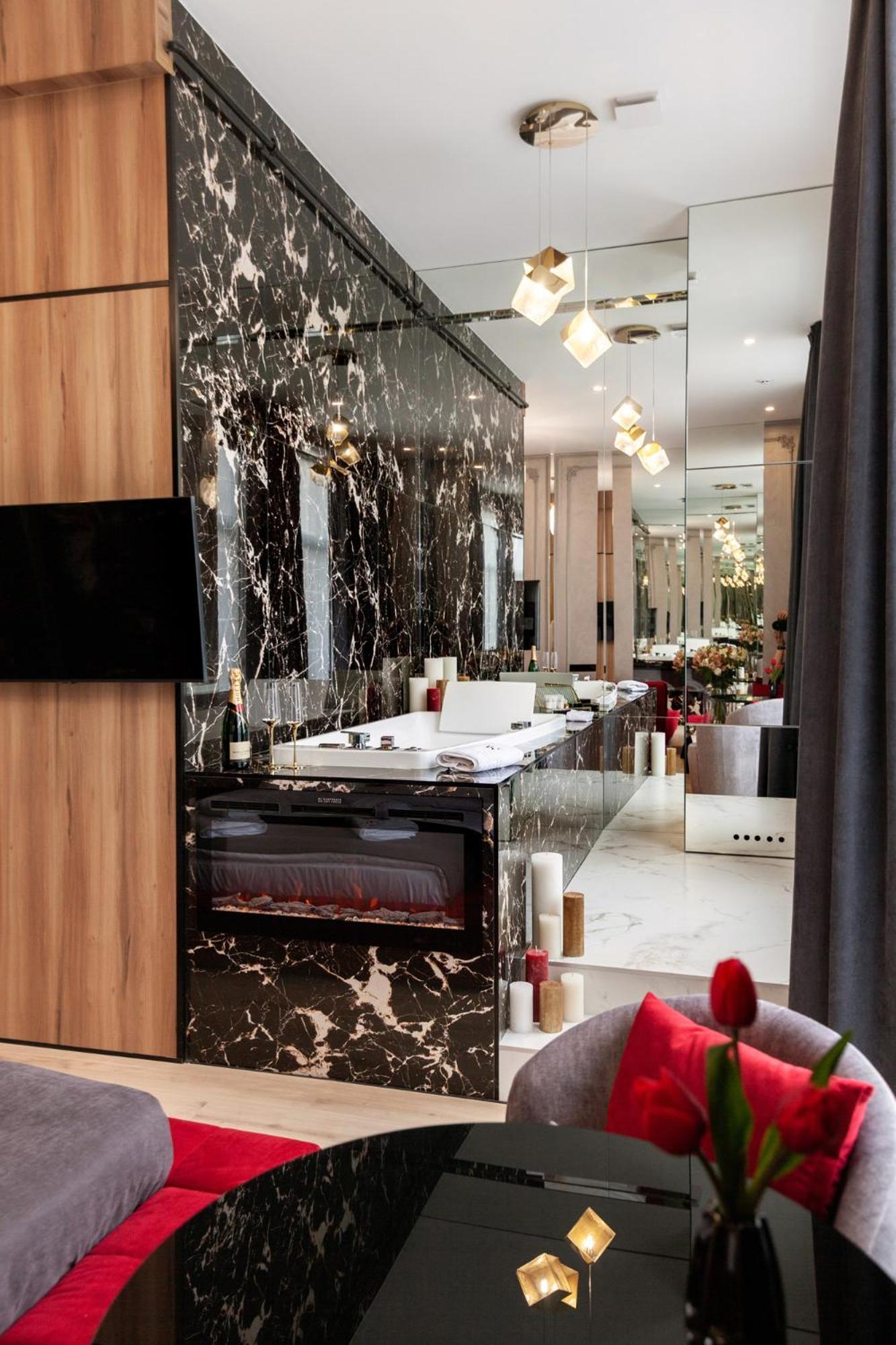Aristo Jacuzzi Hotel Lviv Exterior photo