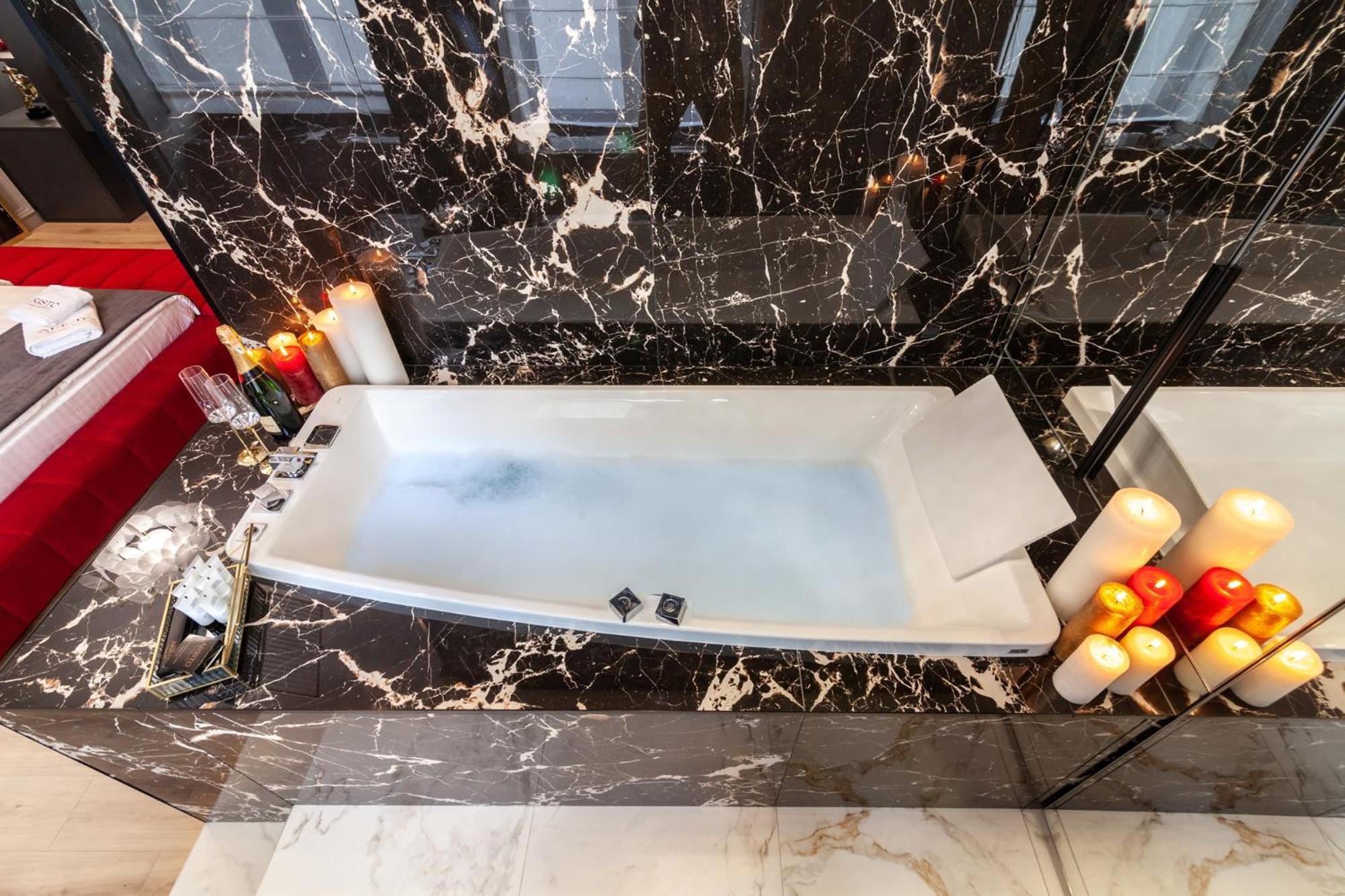 Aristo Jacuzzi Hotel Lviv Exterior photo